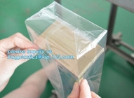 El bloque del celofán se coloca encima de auto-adhesivo biodegradable inferior del cuadrado de la bolsa
