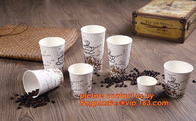 Utilización las tapas plásticas disponibles de la taza de papel y del café, tazas del pla, tazas de papel biodegradables con las tapas, pape abonable del 100%