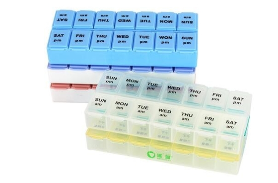Un envase multifuncional de la píldora de la forma del gabinete de la semana 4 veces diarias, el Dr. plástico de los compartimientos de los envases 7 de la píldora del color al azar