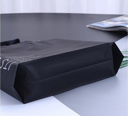 La manija cortada con tintas HDPE de encargo del ldpe de la impresión lleva el bolso de compras de empaquetado del polietileno de la ropa del plástico del regalo polivinílico de la mercancía con