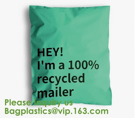La entrega que hace compras en línea de los bolsos biodegradables empaqueta las fuentes de empaquetado amistosas de los sobres de Eco que envían bolsos