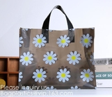 El múltiplo modela las bolsas de plástico florales que la ropa del bolso del regalo del boutique que empaqueta el lazo suave maneja los accesorios que hacen compras al aire libre