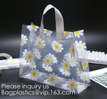 El múltiplo modela las bolsas de plástico florales que la ropa del bolso del regalo del boutique que empaqueta el lazo suave maneja los accesorios que hacen compras al aire libre